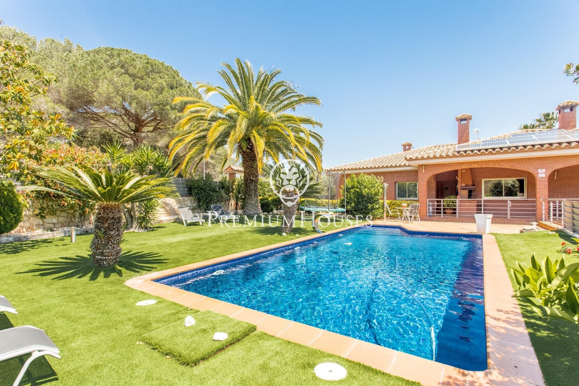 Exterior view of House or chalet for sale in Argentona  with Air Conditioner, Heating and Private garden
