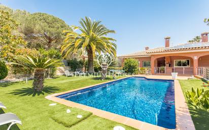 Vista exterior de Casa o xalet en venda en Argentona amb Aire condicionat, Calefacció i Jardí privat