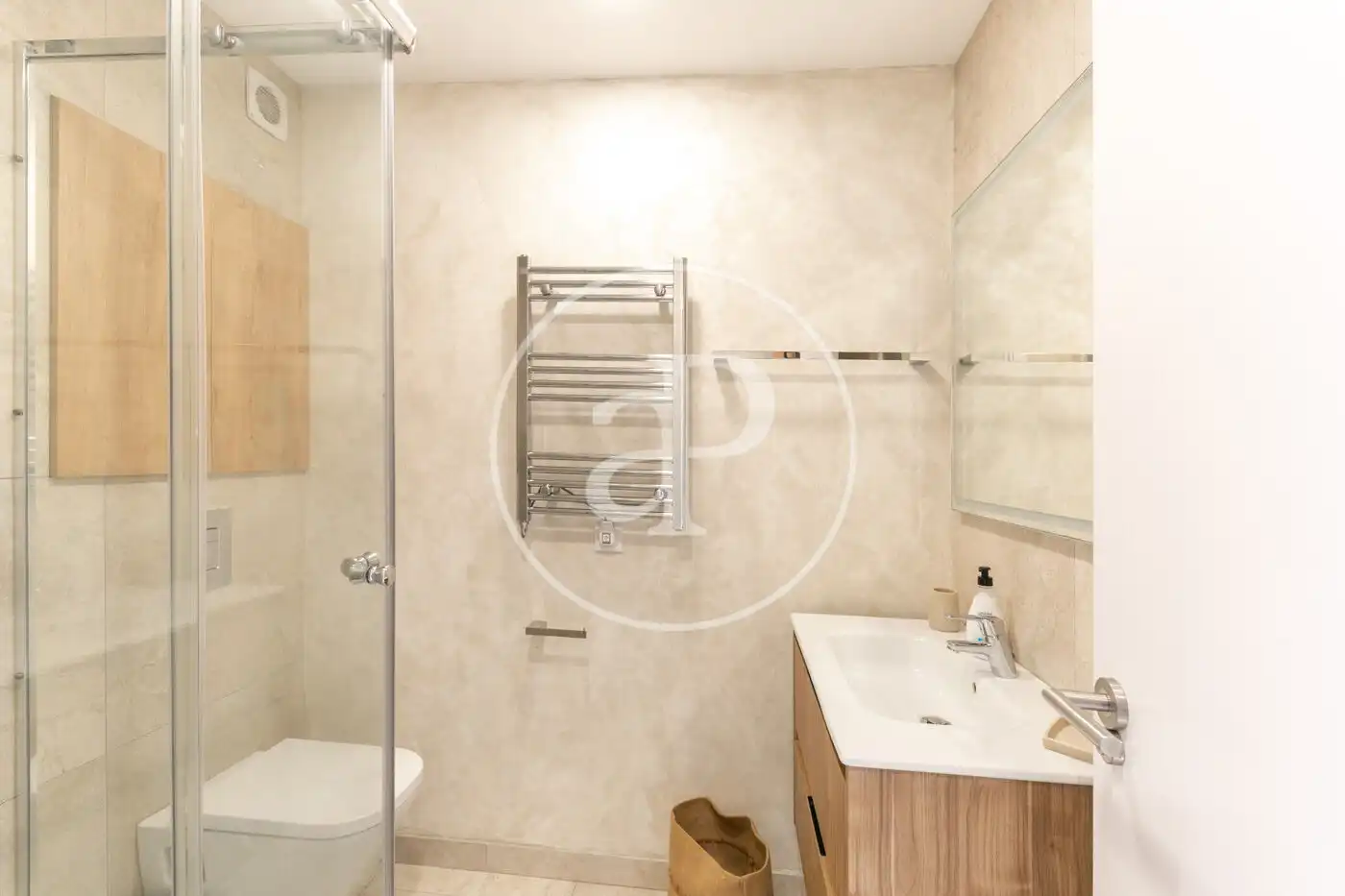 Badezimmer von Wohnung zum Verkauf in Barcelona mit Klimaanlage, Heizung und Möbliert
