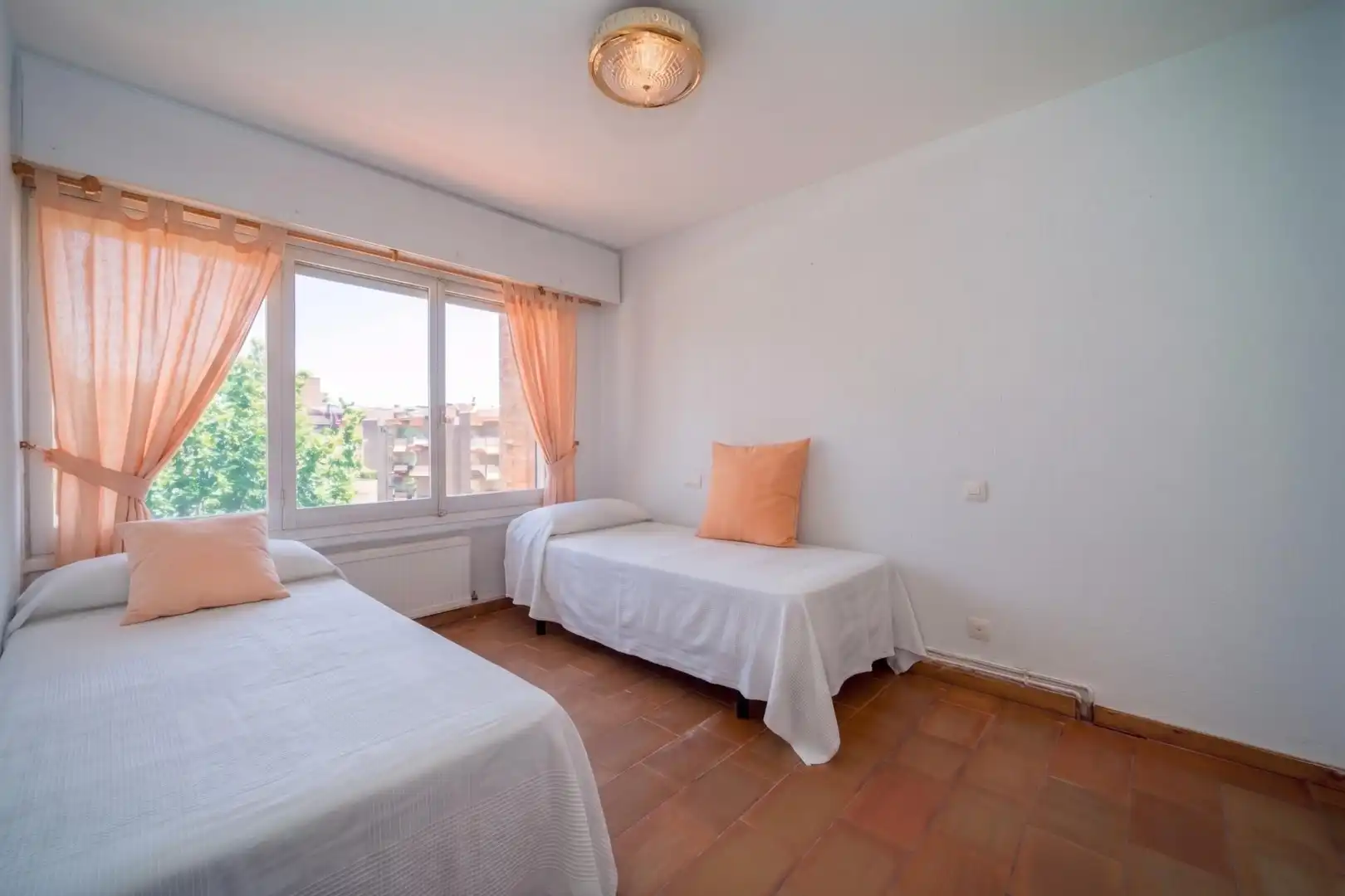 Habitación de Casa adosada en venta en Pozuelo de Alarcón con Aire acondicionado, Calefacción y Jardín privado