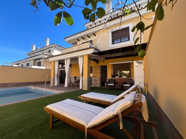 Casa aparellada amb balcó en venda a Espartinas Pueblo