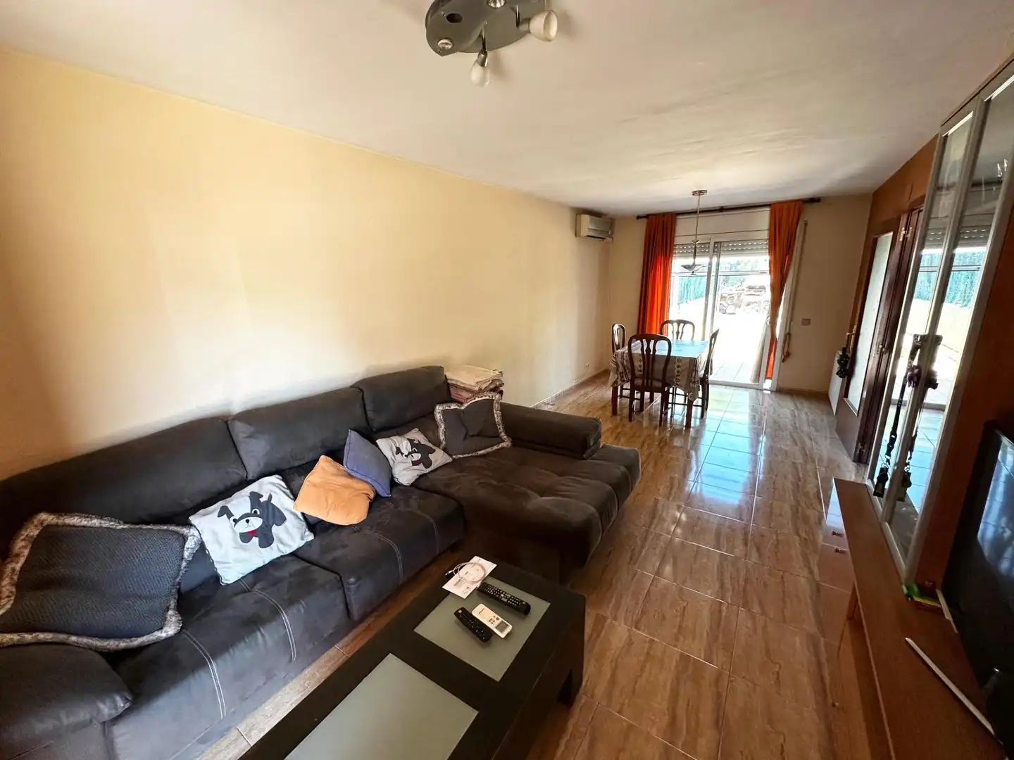 Sala de estar de Casa o chalet en venta en Banyeres del Penedès con Aire acondicionado, Calefacción y Jardín privado