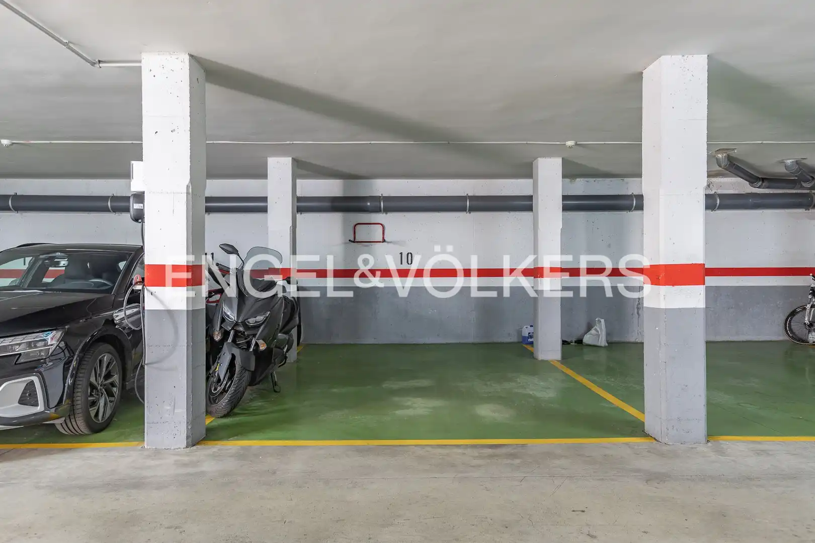Parking of Flat for sale in Sant Cugat del Vallès  with Heating, Private garden and Parquet flooring
