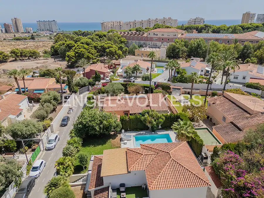 Vista exterior de Casa o chalet en venta en El Campello con Aire acondicionado, Calefacción y Jardín privado