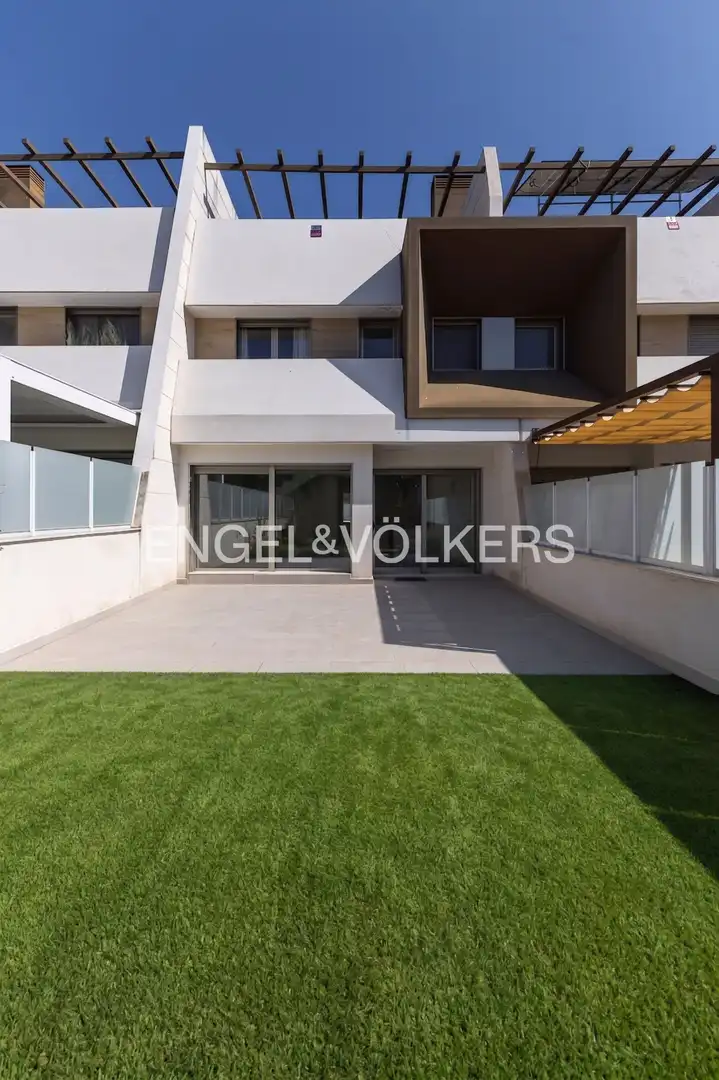 Terraza de Casa adosada en venta en Tres Cantos con Aire acondicionado, Calefacción y Jardín privado