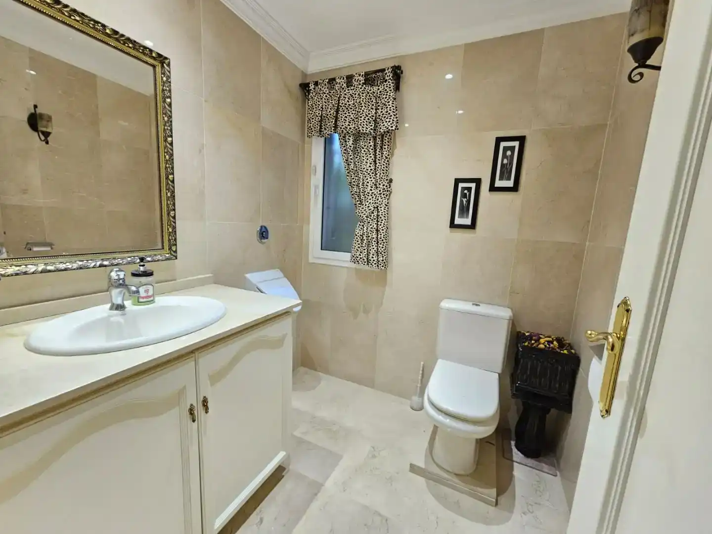 Badezimmer von Wohnung zur Miete in Mijas mit Klimaanlage, Privatgarten und Parkett