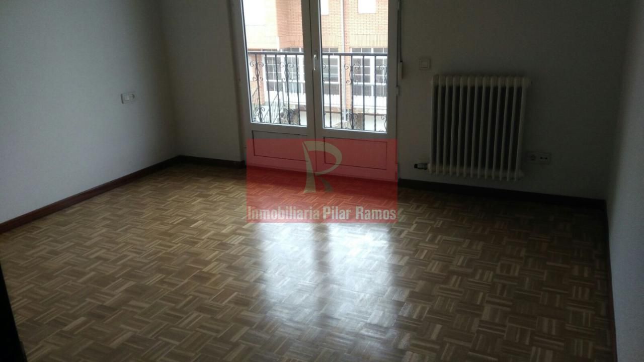 Living room of House or chalet for sale in San Andrés del Rabanedo  with Heating, Private garden and Parquet flooring
