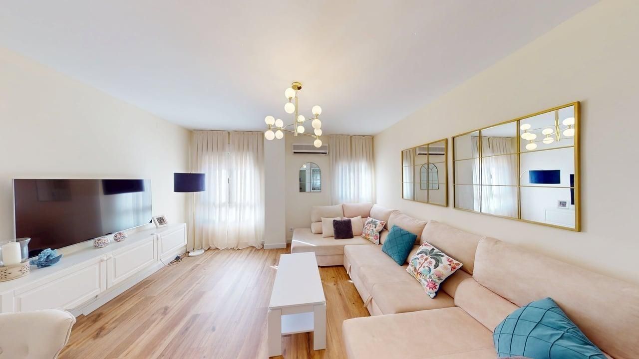 Sala d'estar de Dúplex en venda en  Sevilla Capital amb Aire condicionat i Calefacció