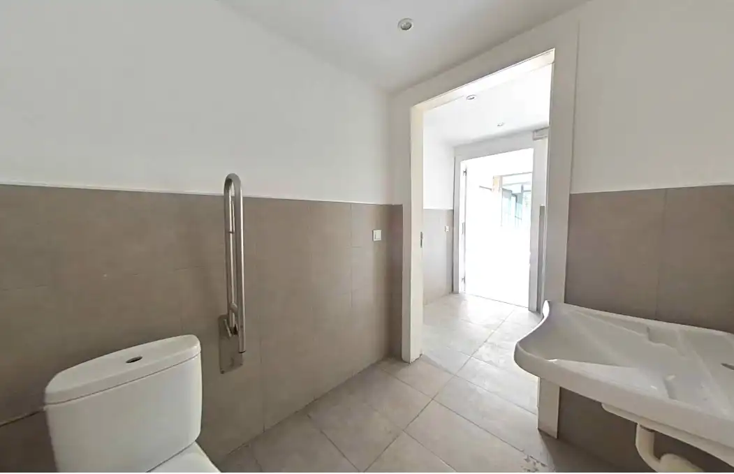 Bany de Local en venda en El Prat de Llobregat