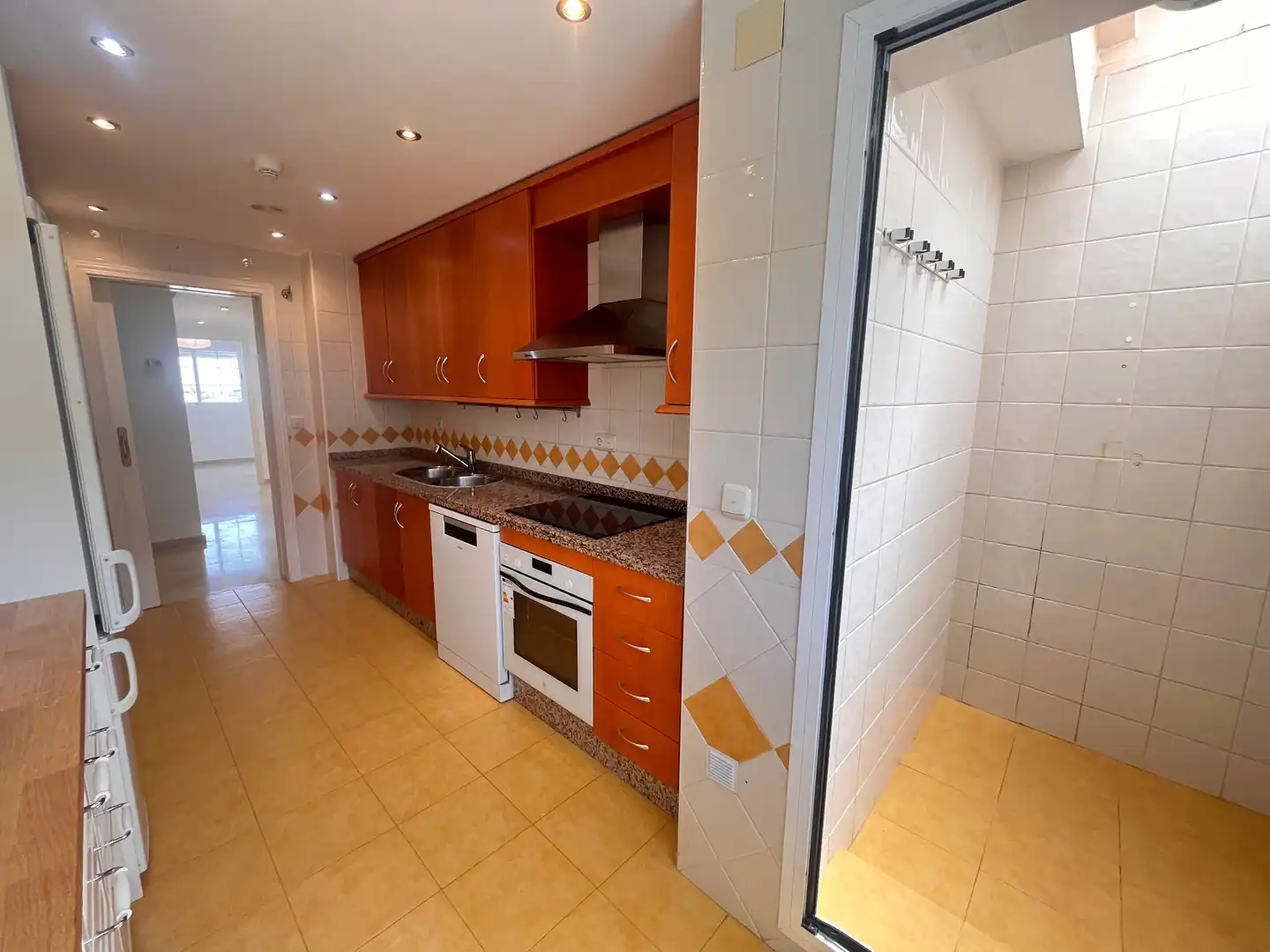 Küche von Dachboden zur Miete in Marbella mit Klimaanlage, Terrasse und Abstellraum