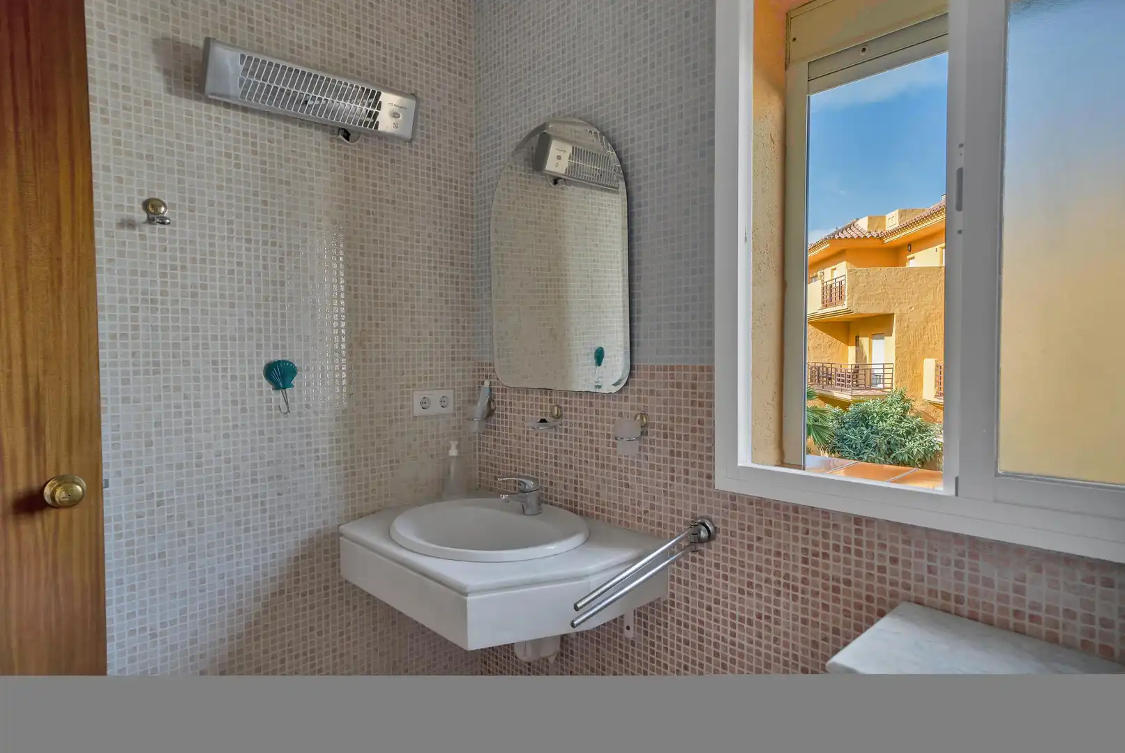 Baño de Casa adosada en venta en Estepona con Aire acondicionado, Calefacción y Jardín privado