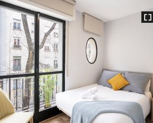 Bedroom of Flat to rent in  Madrid Capital  with Air Conditioner, Heating and Balcony