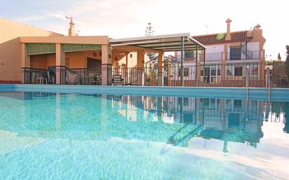 Piscina de Casa o xalet en venda en Montequinto amb Aire condicionat, Jardí privat i Terrassa