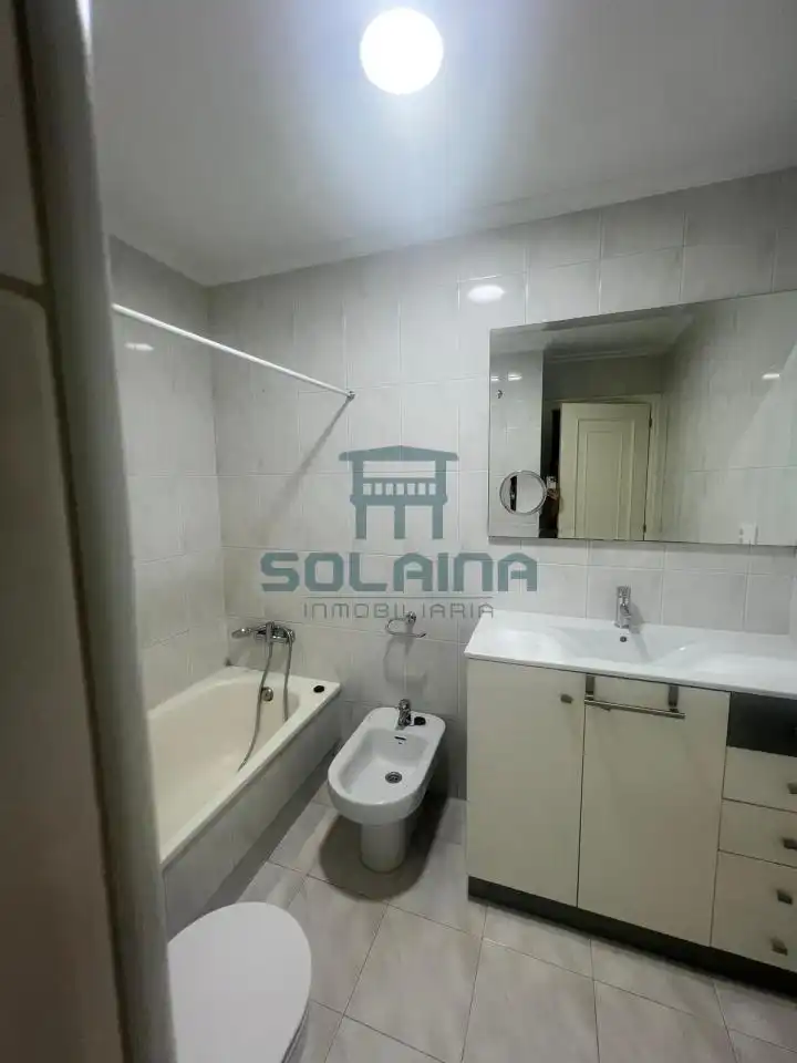 Bany de Apartament en venda en Ourense Capital  amb Calefacció, Traster i Balcó