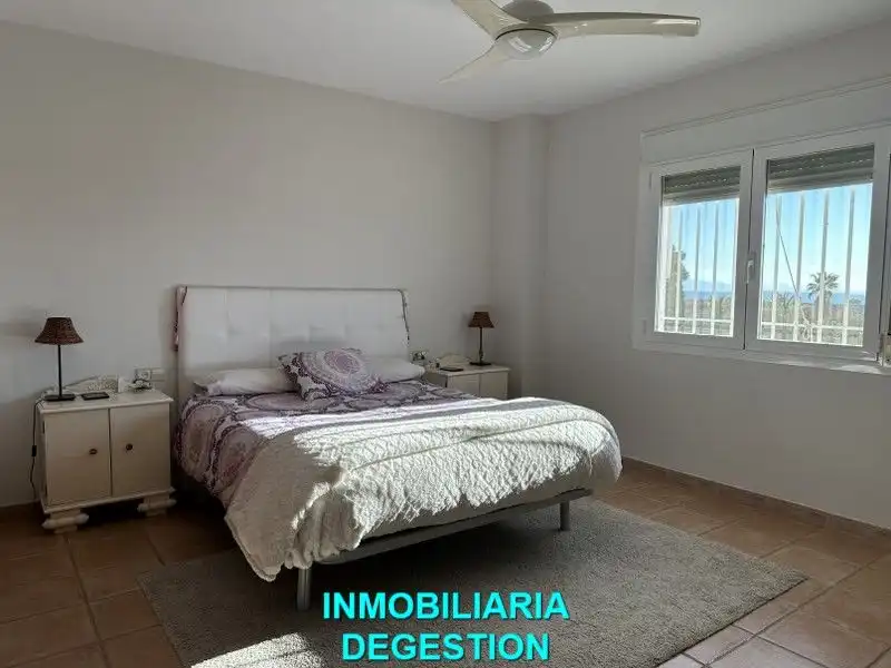Dormitori de Casa o xalet en venda en Linares amb Aire condicionat, Calefacció i Jardí privat
