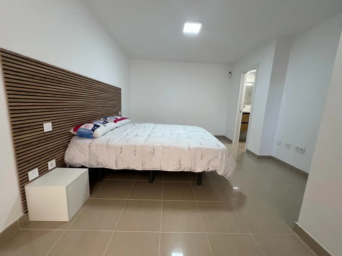 Schlafzimmer von Wohnungen zum Verkauf in Mogán mit Klimaanlage, Privatgarten und Terrasse