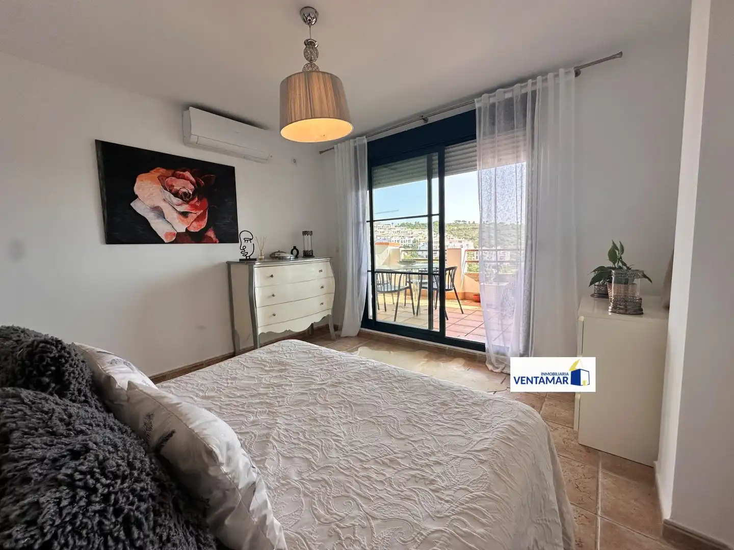 Schlafzimmer von Erdgeschoss zum Verkauf in La Alcaidesa mit Klimaanlage, Heizung und Privatgarten