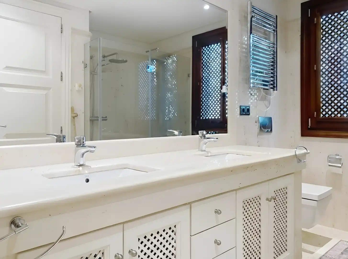 Bany de Apartament en venda en Estepona amb Aire condicionat, Terrassa i Piscina