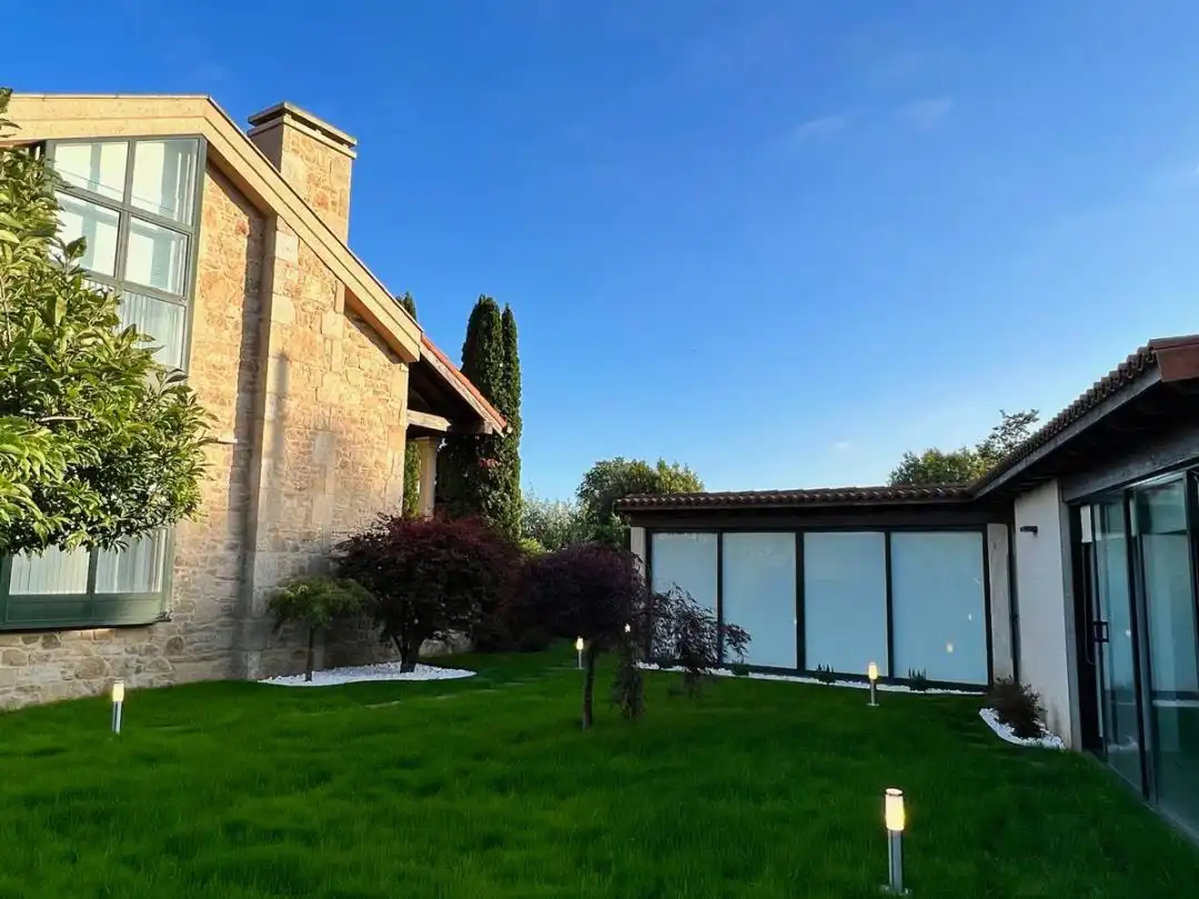 Jardí de Casa o xalet en venda en Santiago de Compostela  amb Terrassa, Piscina i Balcó