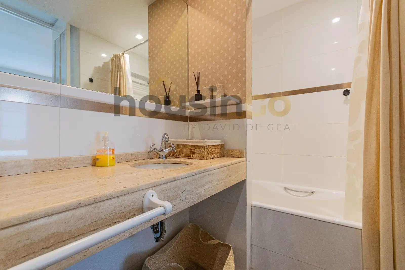 Bathroom of Flat for rent in Madrid  with Air Conditioner, Heating and Parquet flooring
