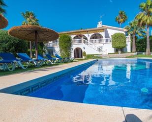 Jardí de Casa o xalet en venda en Marbella amb Aire condicionat, Terrassa i Piscina