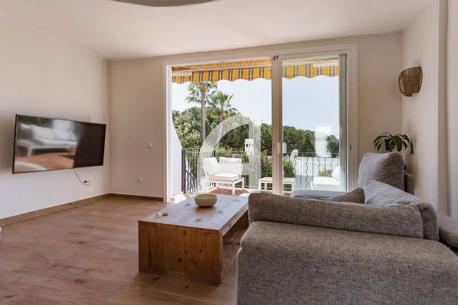 Sala de estar de Casa adosada en venta en Marbella con Aire acondicionado, Calefacción y Jardín privado