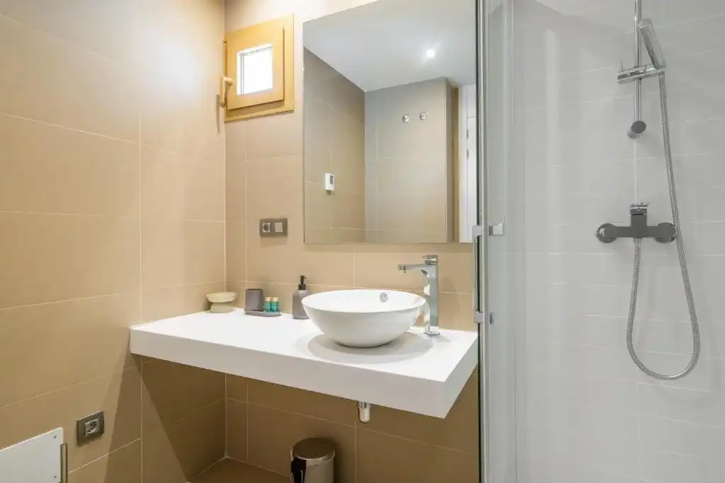 Baño de Piso en venta en Benidorm con Aire acondicionado, Calefacción y Jardín privado