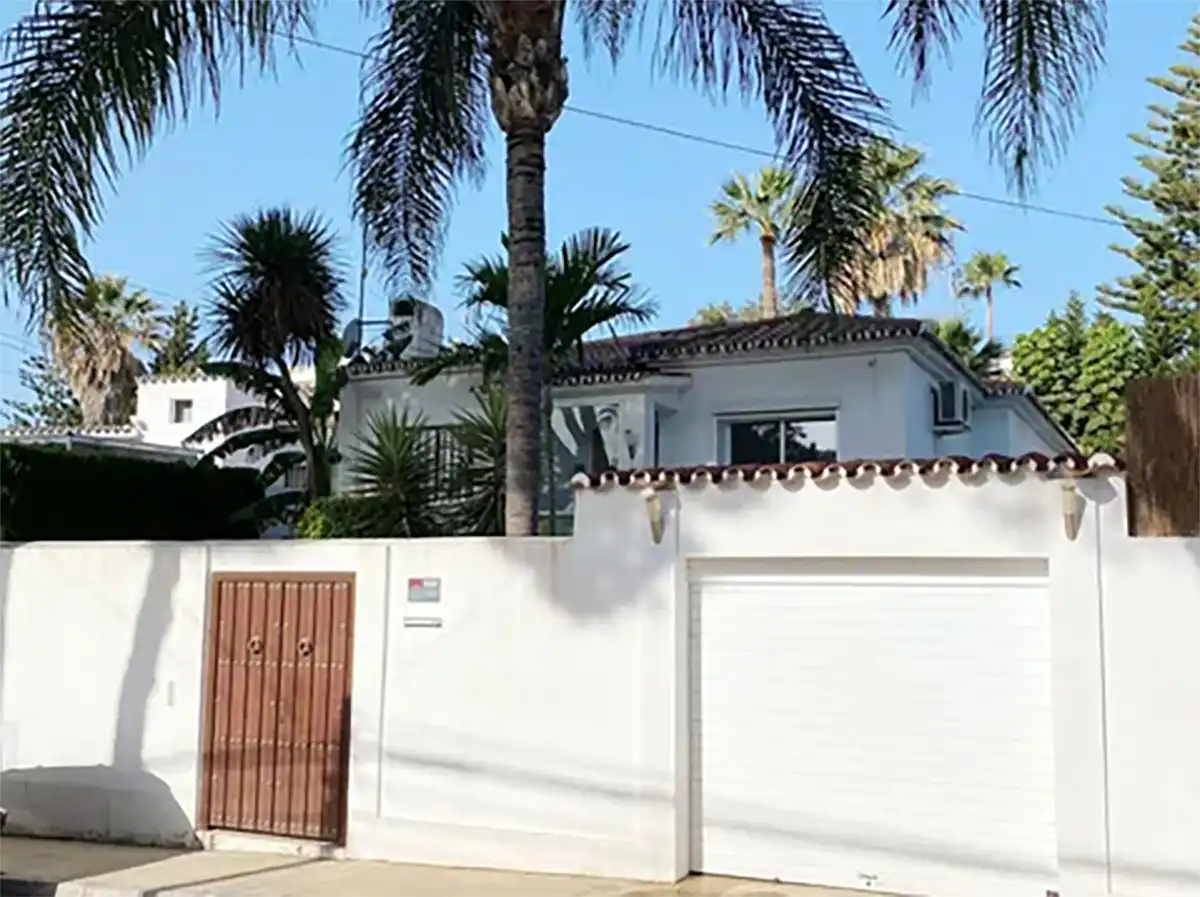 Vista exterior de Casa adosada en venda en Marbella amb Aire condicionat, Calefacció i Jardí privat