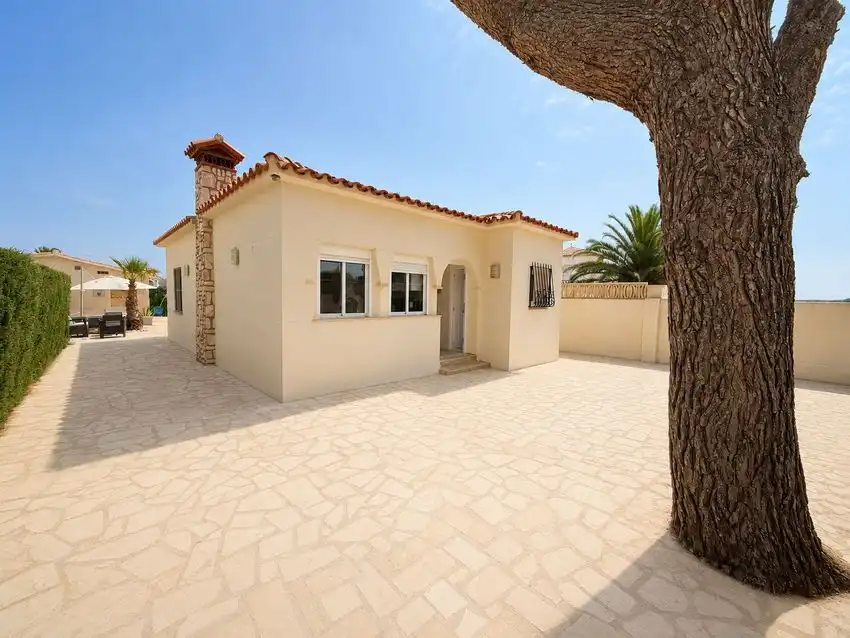 Vista exterior de Casa o xalet en venda en Mont-roig del Camp amb Traster i Piscina