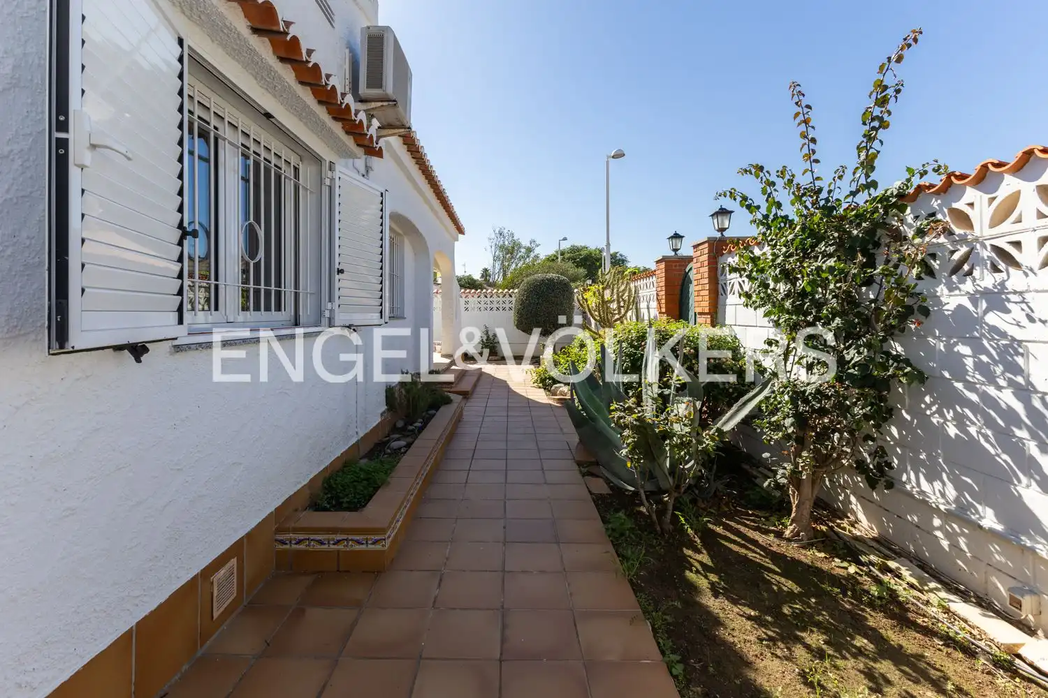 Vista exterior de Casa o xalet en venda en Sagunto / Sagunt amb Aire condicionat, Calefacció i Jardí privat