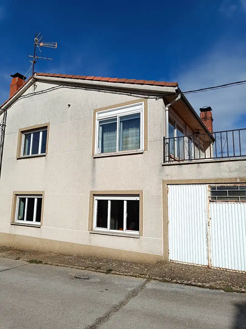 Vista exterior de Casa o xalet en venda en Barruelo de Santullán amb Calefacció, Parquet i Terrassa
