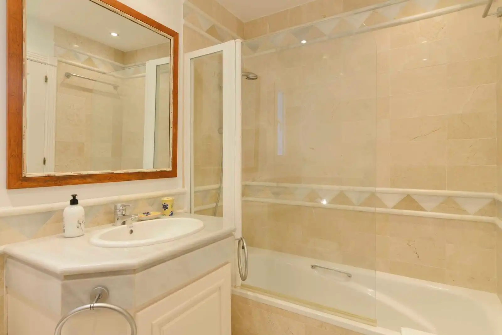 Bany de Casa o xalet de lloguer en Marbella amb Jardí privat, Terrassa i Piscina