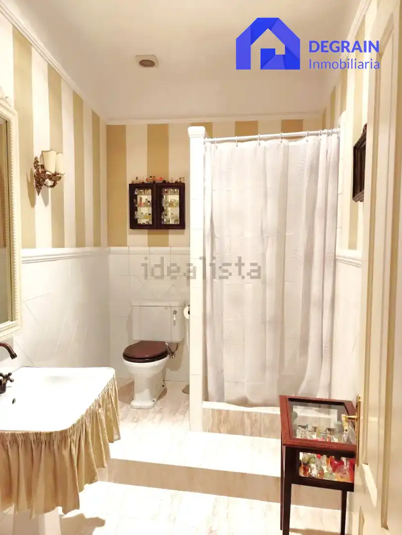 Baño de Piso en venta en Oviedo  con Balcón