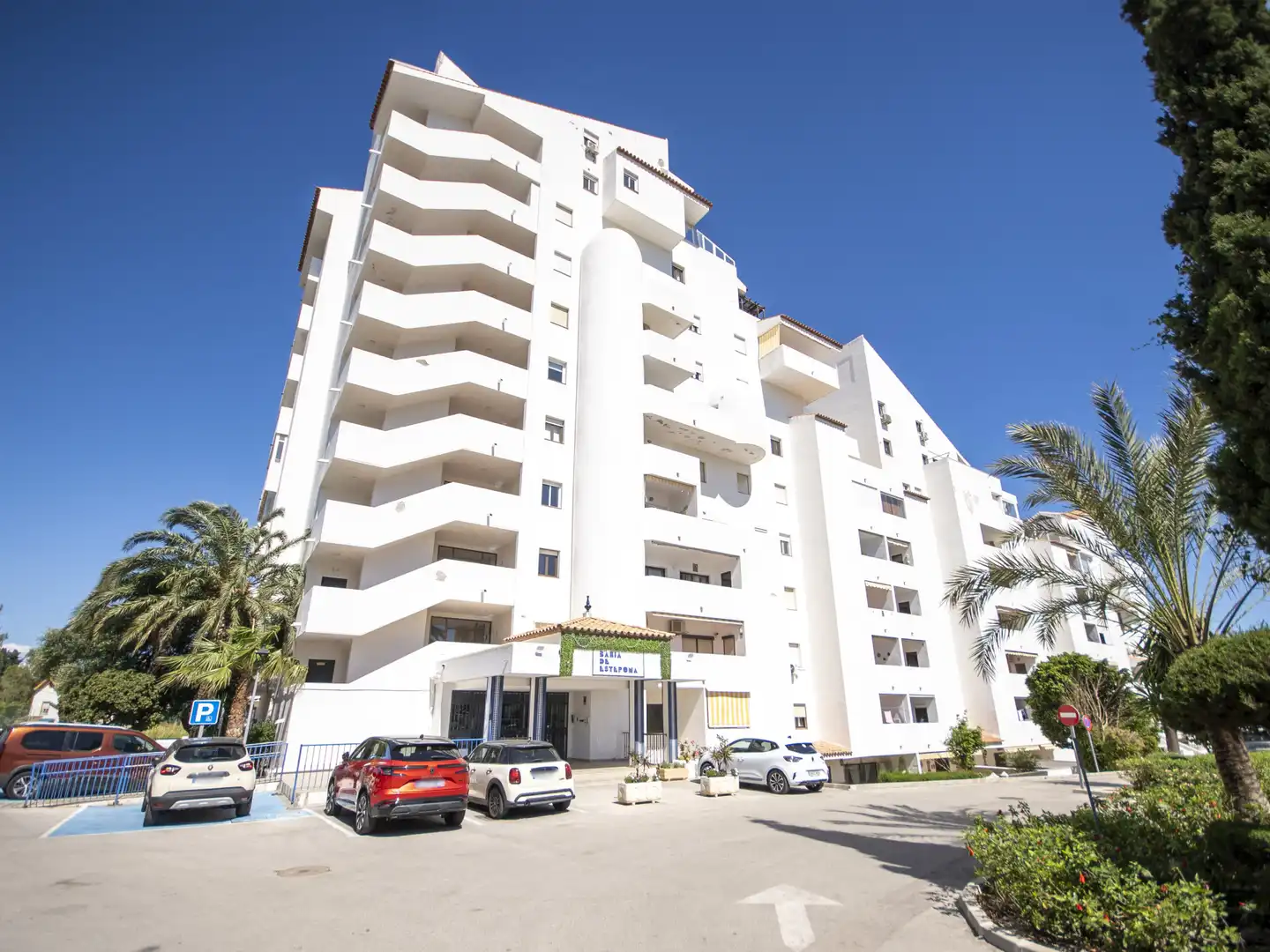 Vista exterior de Apartament en venda en Estepona amb Terrassa, Piscina i Piscina comunitària