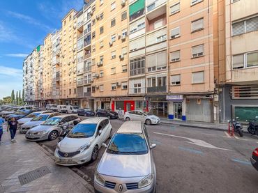 Pis amb balcó en venda a Calle Angel Barrios 2