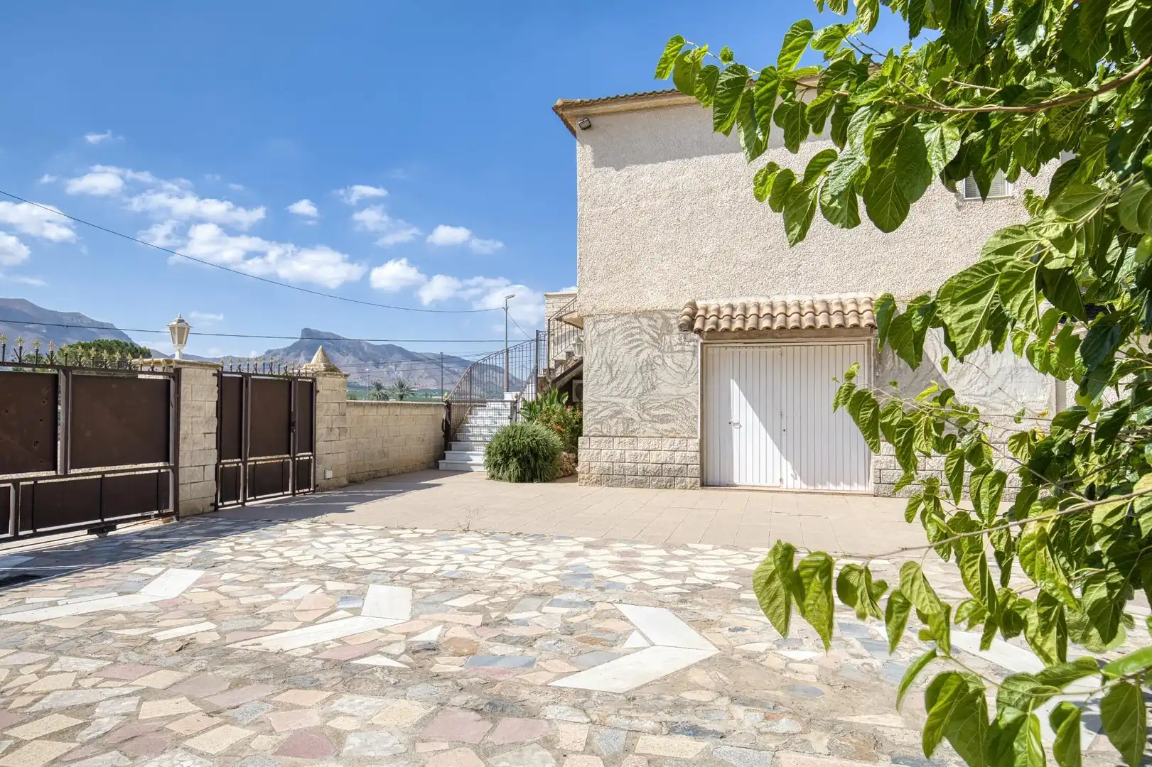 Vista exterior de Casa o xalet en venda en Orihuela amb Aire condicionat, Calefacció i Jardí privat