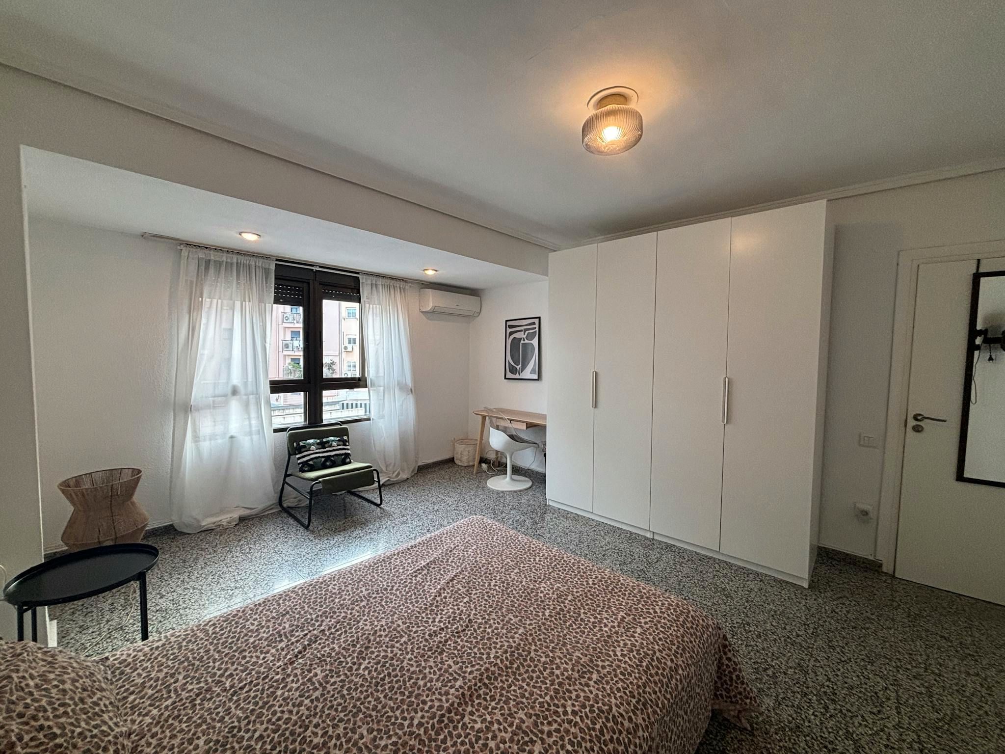 Bedroom of Flat to share in  Valencia Capital  with Air Conditioner, Heating and Washing machine