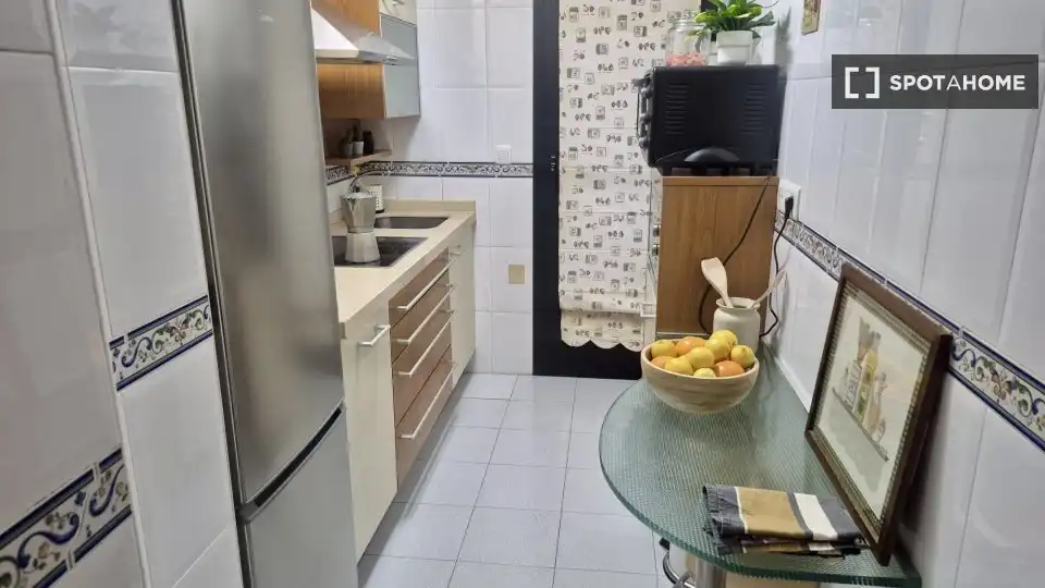 Cuina de Apartament per a compartir en Castro-Urdiales amb Aire condicionat, Terrassa i Moblat
