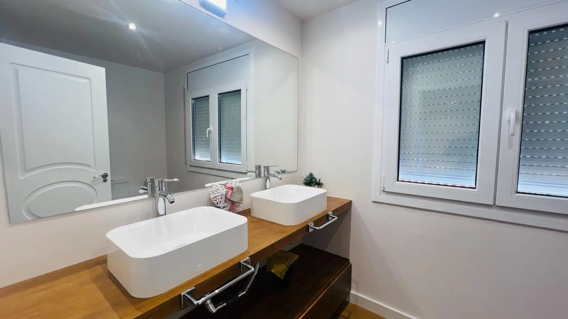 Bathroom of Houses for sale in Cambrils  with Air Conditioner, Private garden and Parquet flooring