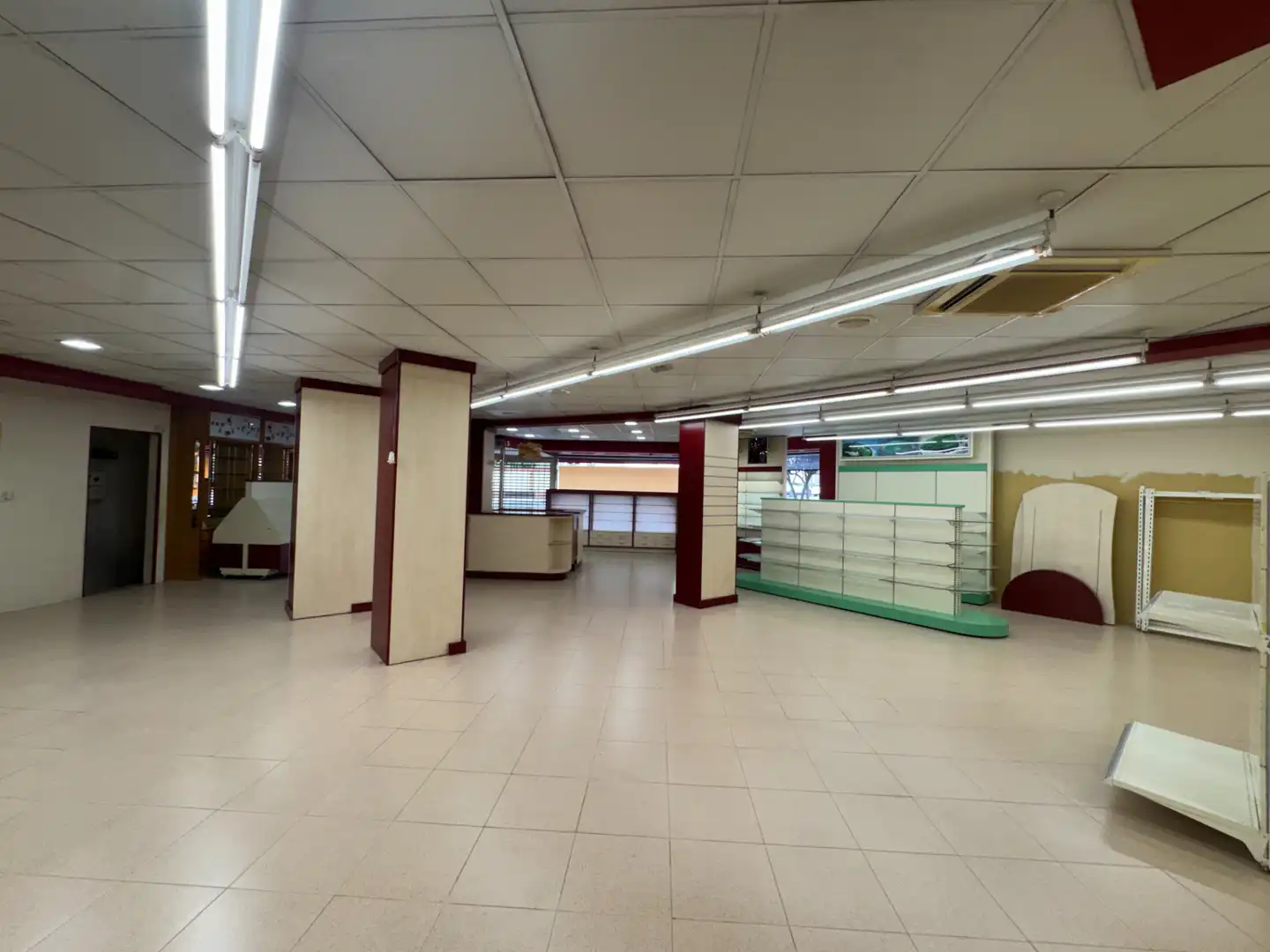 Local de lloguer en Oviedo  amb Aire condicionat, Calefacció i Moblat