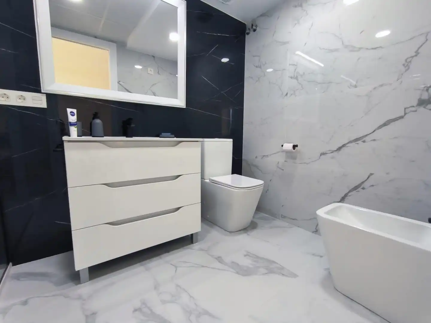 Bathroom of Flat for sale in Benidorm  with Air Conditioner, Heating and Furnished