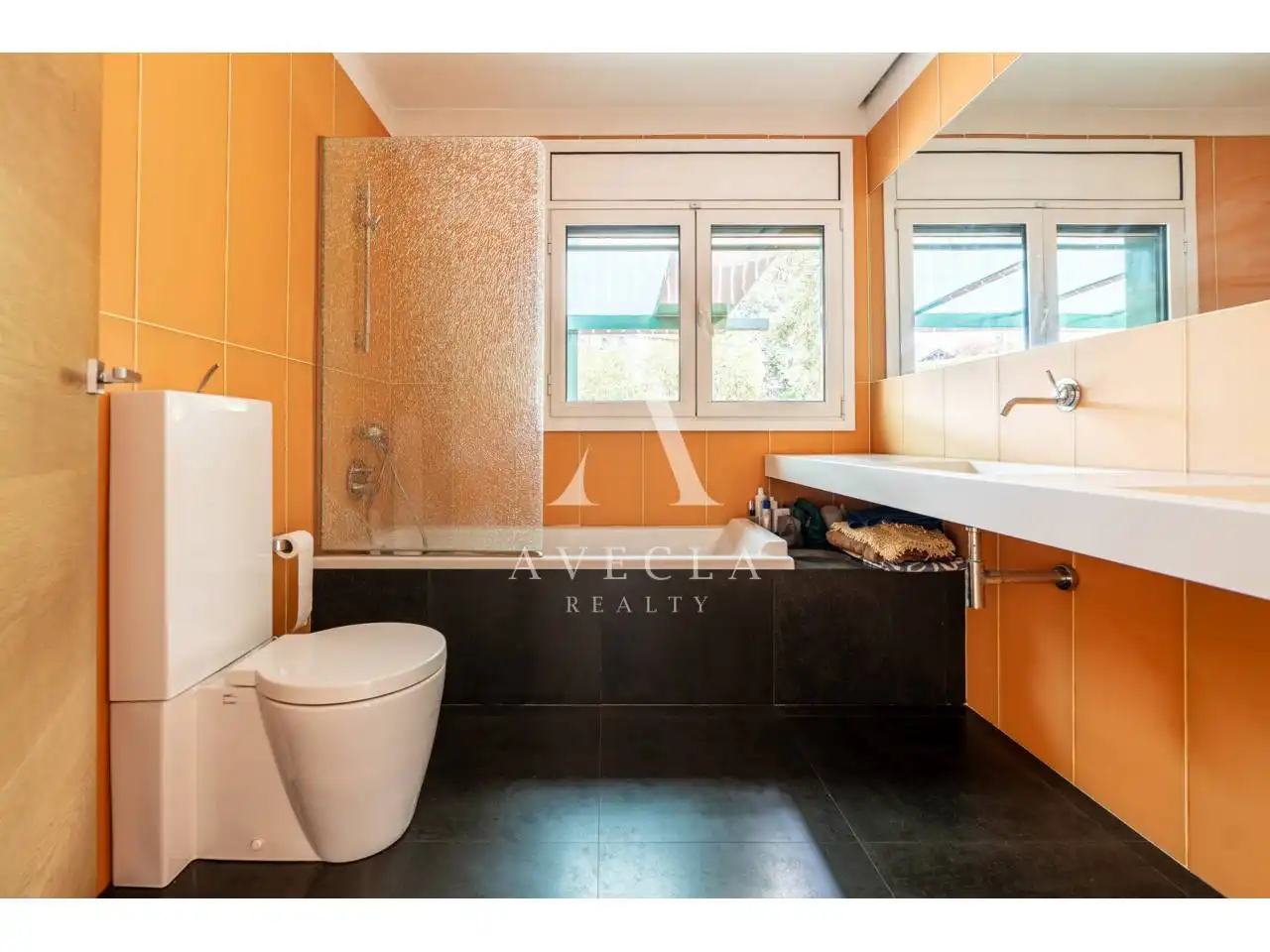 Badezimmer von Haus oder Chalet zum Verkauf in Cerdanyola del Vallès mit Klimaanlage, Heizung und Privatgarten