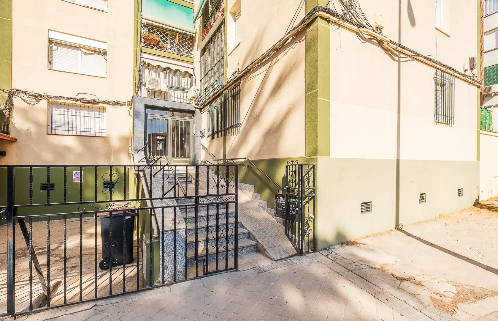 Vista exterior de Piso en venta en Madrid con Calefacción