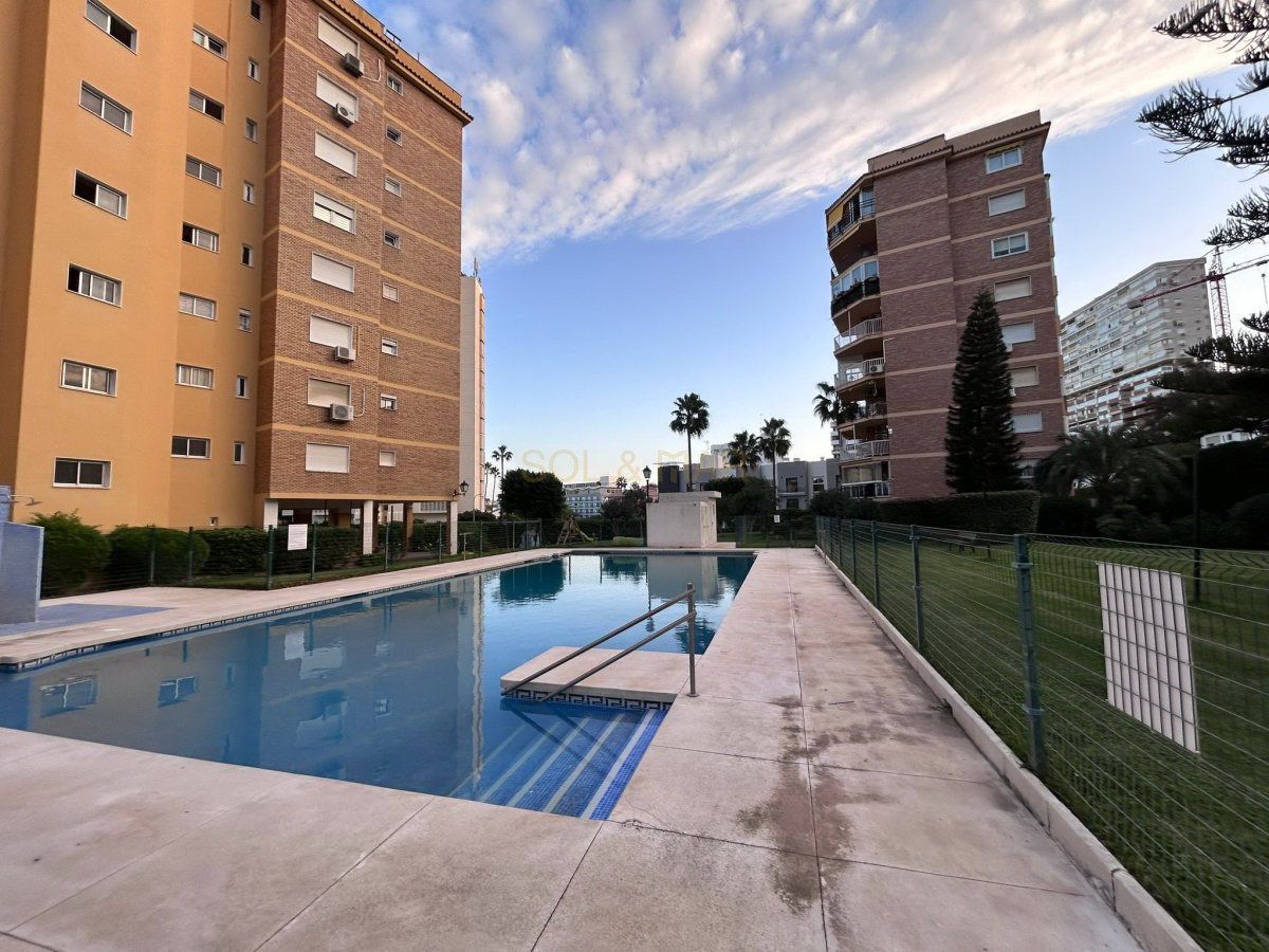 Piscina de Pis en venda en Torremolinos amb Aire condicionat, Parquet i Terrassa