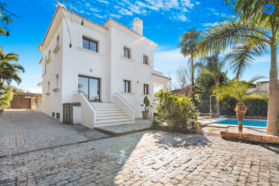 Vista exterior de Casa o xalet de lloguer en Marbella amb Aire condicionat, Jardí privat i Piscina