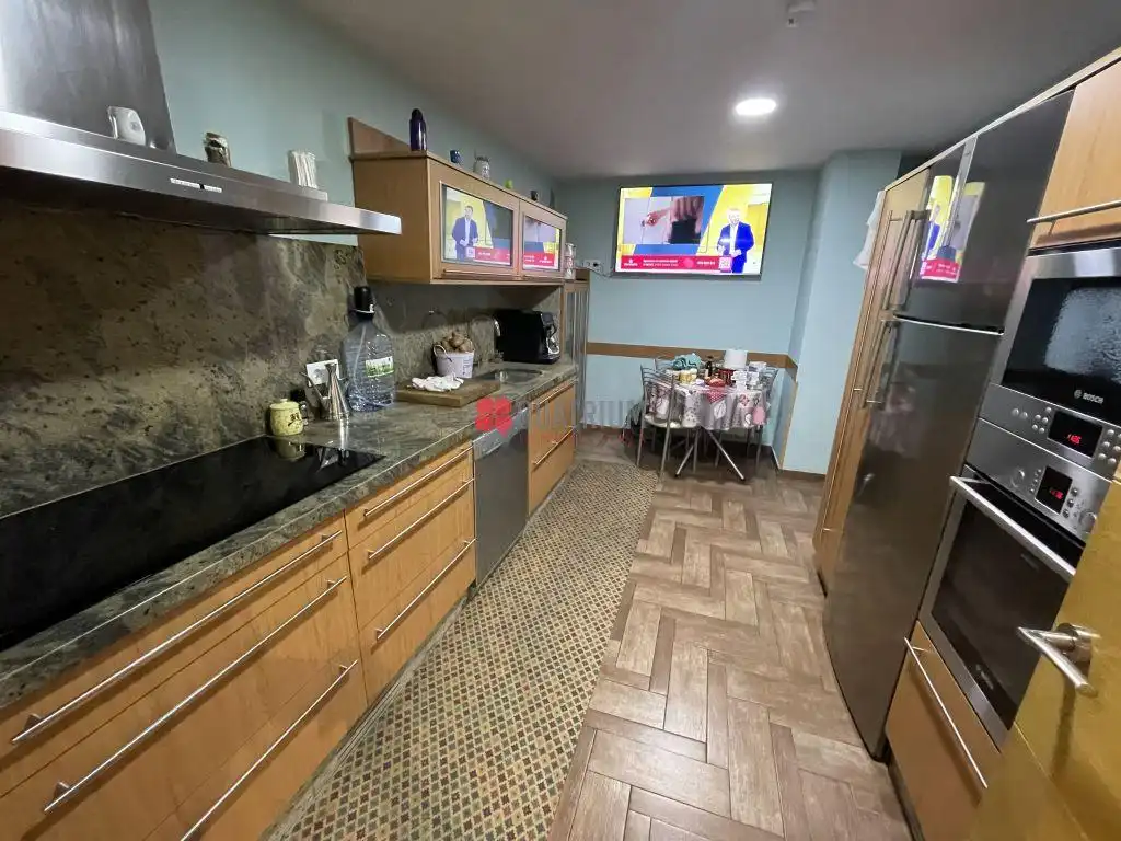 Appartamento con terrazza in vendita a Avenida Rosalía de Castro, imagen 4