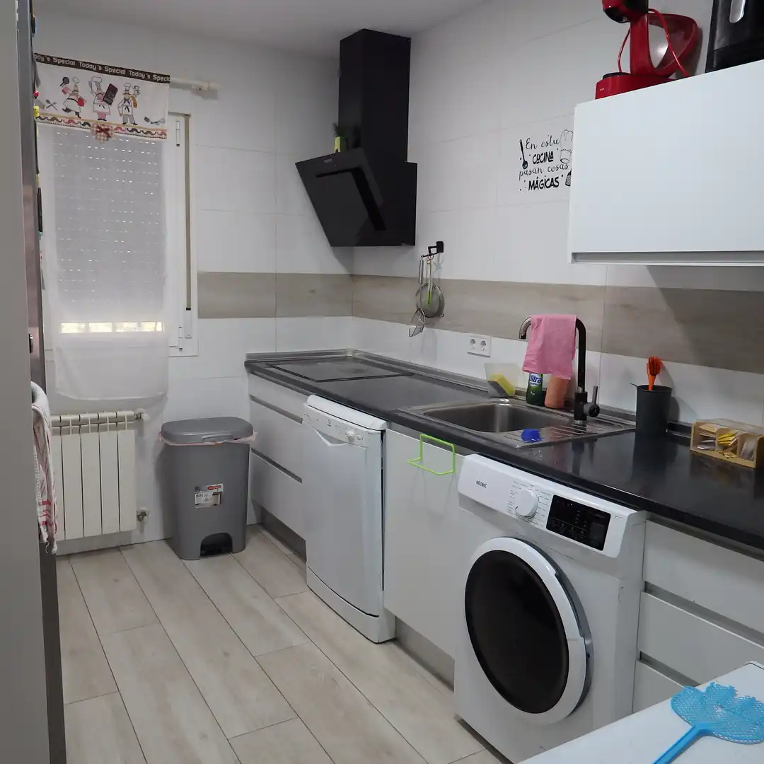 Cuina de Casa o xalet en venda en Cedillo del Condado amb Aire condicionat, Calefacció i Jardí privat