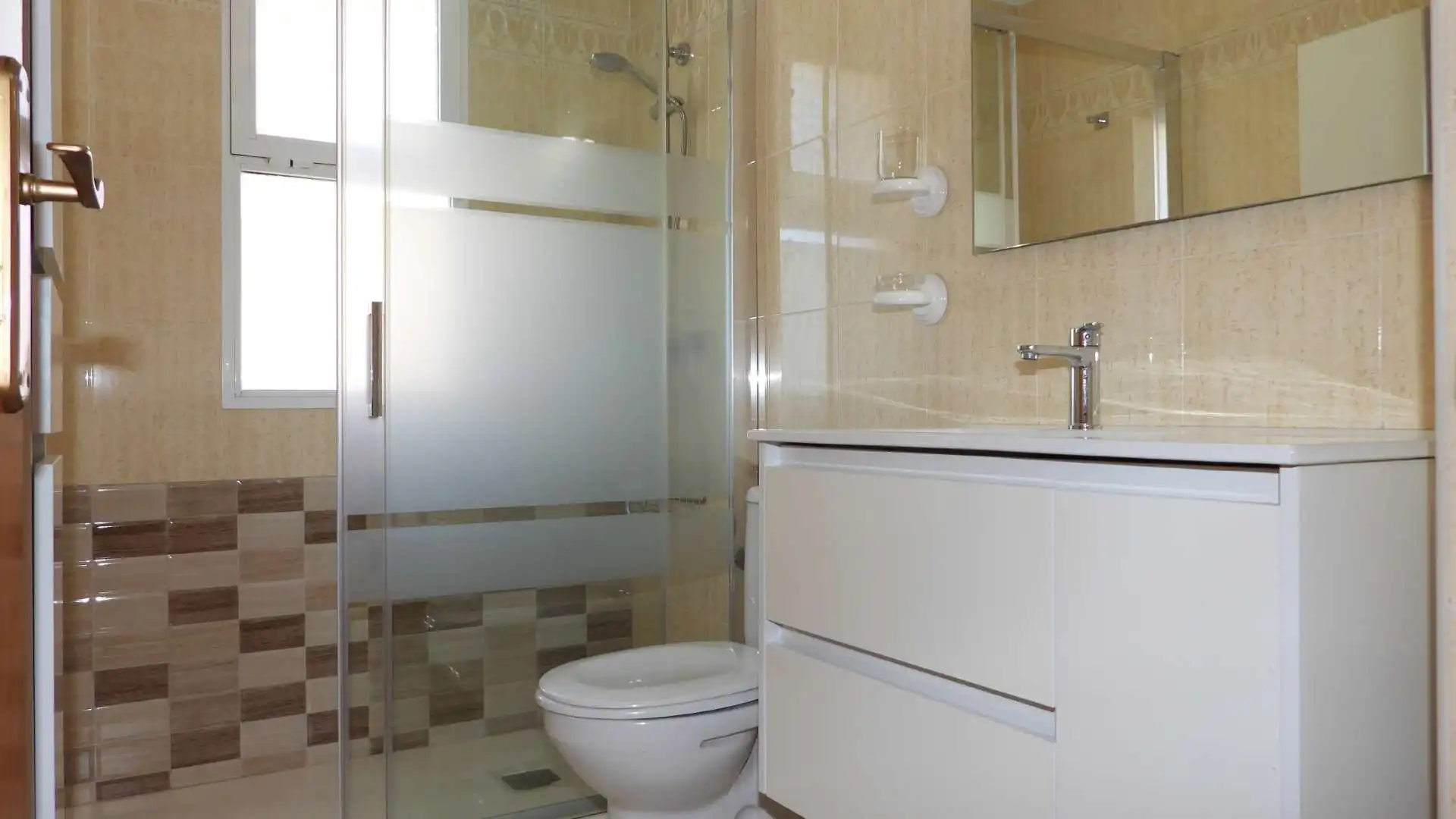 Baño de Piso en venta en La Manga del Mar Menor con Calefacción, Terraza y Amueblado