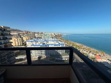 Dúplex amb piscina en venda a Calle Torrealmádena