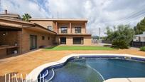 Vista exterior de Casa o xalet en venda en Canyelles amb Aire condicionat, Terrassa i Piscina